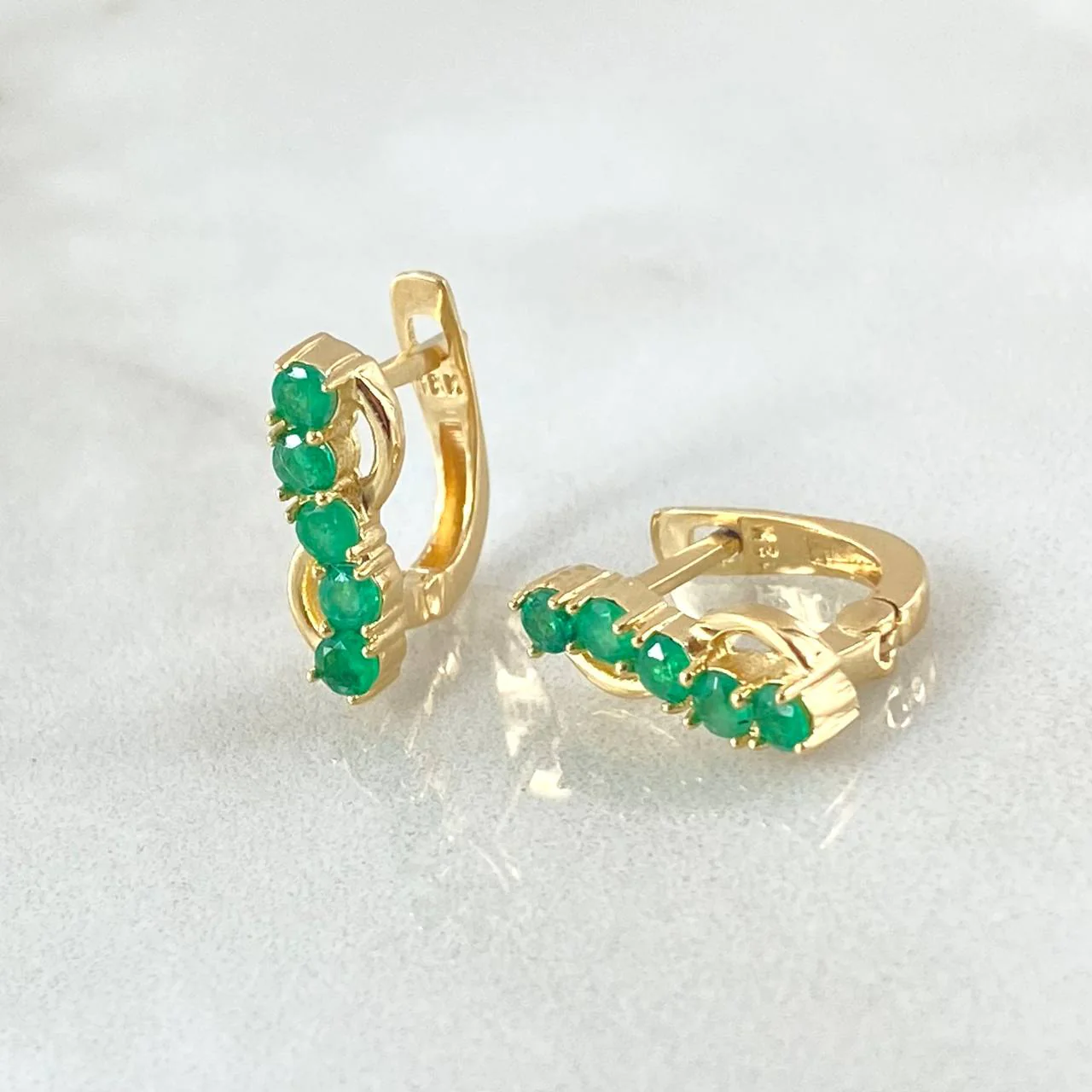 Candongas Omegas Infinitas Esmeraldas 43pts 2.35gr / 1.2cm / Oro Amarillo 18K