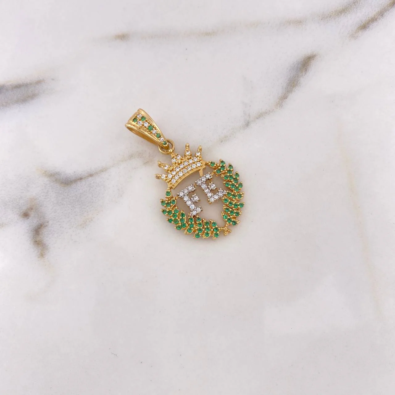 Dije Corona Fe 5.35gr / 3.5cm / Circones Blancos Verdes Dos Oros Amarillo Blanco 18K &