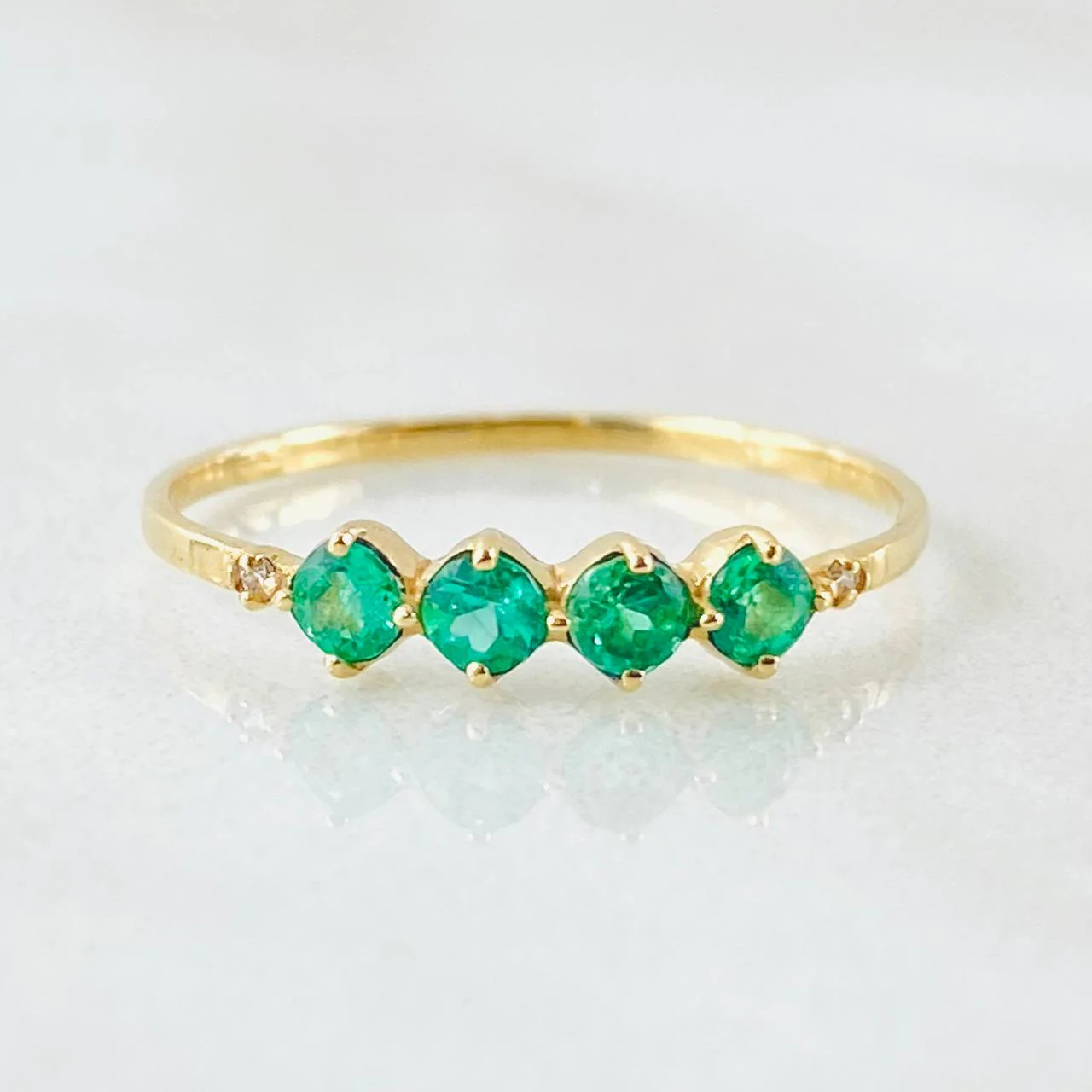Anillo Cuarteto de Puntos Esmeraldas 22pts Diamantes 6pts 1.15gr / T7 1/4 / Oro Amarillo 18K