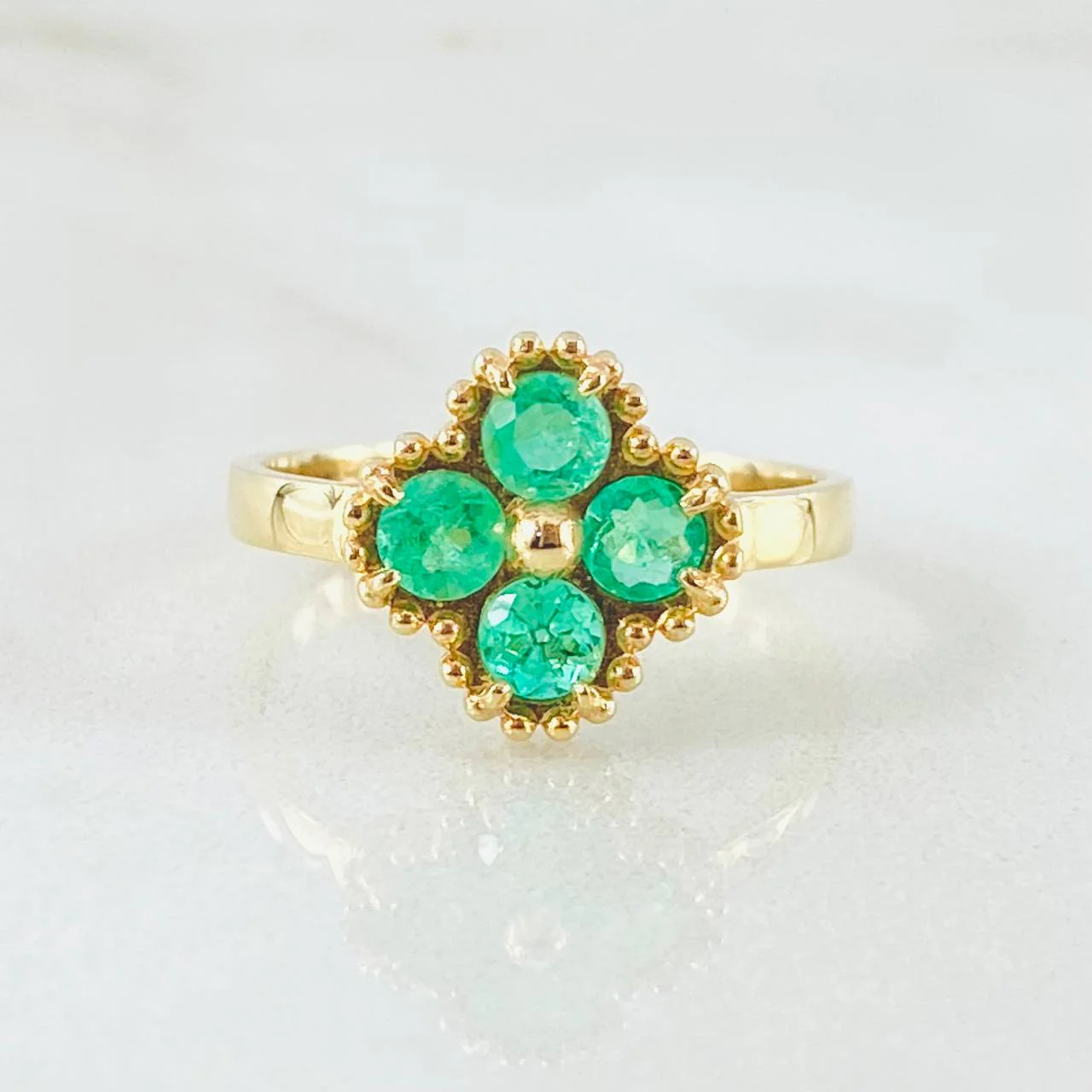 Anillo Flor Trebol Punteado Esmeraldas 43pts 3.35gr / T6 3/4 / Oro Amarillo 18K