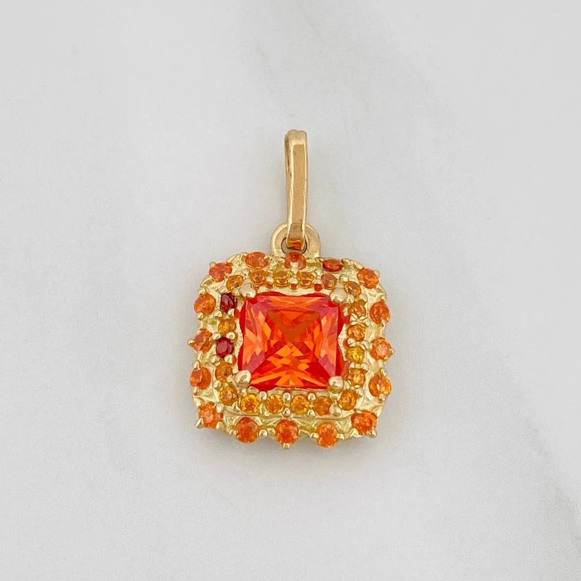 Dije Halo Cuadrado 1.95 g / 2 cm Oro Amarillo 18K